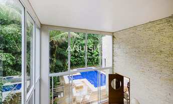 Imagem 2: Belíssima casa a venda na praia do Iporanga Guarujá, 5 suítes, piscina com deck, salão de