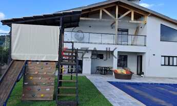 Imagem 2: Ampla casa com 360 mts, com 5 quartos, sendo 3 suítes no condomínio Colinas de Inhandjara