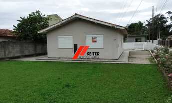 Imagem 2: Casa térrea de esquina com amplo terreno na Armação, próxima à praia, Florianópolis