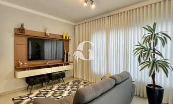 Imagem 2: Casa de alto padrão em condomínio fechado com 2 quartos, 1 suíte, 2 salas e 4 vagas de gar