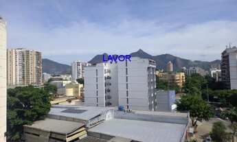 Imagem 2: Maracanã, varandão, sala e 01 quarto com dependência, garagem, play e salão de festas