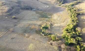 Imagem 2: Fazenda Comercial de Alto Potencial no Centro de Paraopeba-MG: 1 Quarto, 1 Sala, 1 Banheir