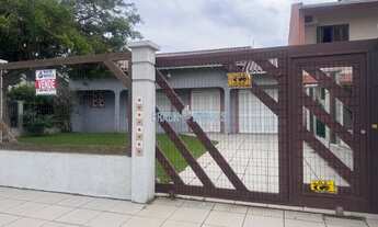 Imagem 3: Vendo casa mobiliada com 5 quartos no centrinho do Nova Tramandaí.. Casa com amplo patio e