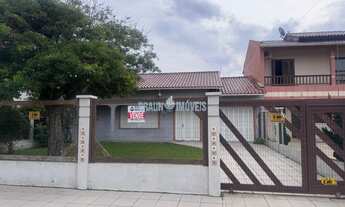 Imagem 2: Vendo casa mobiliada com 5 quartos no centrinho do Nova Tramandaí.. Casa com amplo patio e