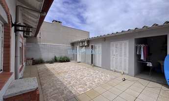 Imagem 6: Vendo casa mobiliada com 5 quartos no centrinho do Nova Tramandaí.. Casa com amplo patio e