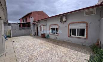 Imagem 2: Vendo casa mobiliada com 5 quartos no centrinho do Nova Tramandaí.. Casa com amplo patio e