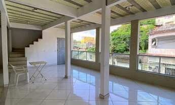 Imagem: Prédio com 2 casas, 5 quartos, 2 vagas