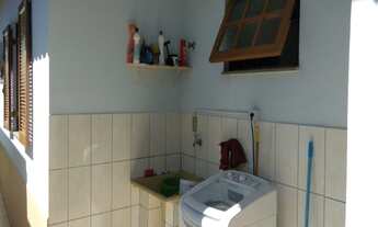 Imagem 6: Casa térrea com dois dormitórios sendo uma suíte, sala ampla, cozinha, área de serviço int