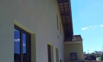 Imagem 5: Casa arejada e ensolarada, com vista para a Pedra Grande. Localizada em bairro nobre, tran