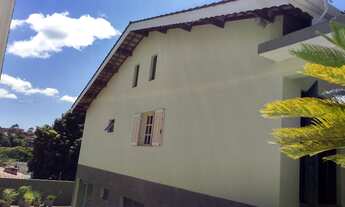 Imagem 6: Casa arejada e ensolarada, com vista para a Pedra Grande. Localizada em bairro nobre, tran