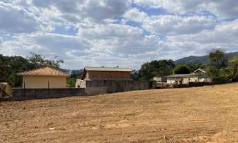 Imagem 3: São três terrenos em ótima localização no bairro. O Retiro das Fontes é um bairro nobre da
