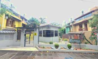 Imagem: Imponente residência em condomínio à