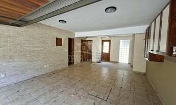 Imagem 2: 3 dormitórios, 1 suítes, 3 banheiro, 4 vagas na garagem, 279M² de Área Construída