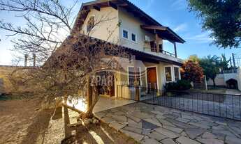 Imagem 2: Impecável Sobrado à Venda em Porto Alegre-RS, Bairro Hípica - 4 Quartos, 210m² de Área