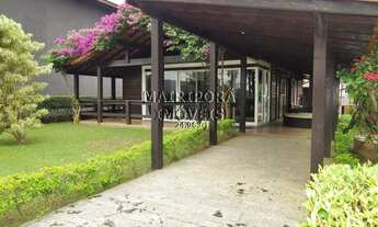 Imagem: Encantadora Casa de Madeira em Cond. Na