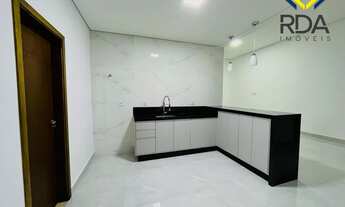 Imagem 4: Venha conhecer essa incrível casa que está esperando por você! Com três suítes, sendo uma