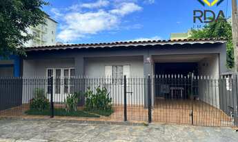 Imagem 2: Casa com ótima localização fácil acesso, próximo a comércios, escolas e serviços essenciai