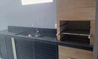 Imagem 3: Venha conhecer essa incrível casa nova, com três dormitórios, todos suítes para garantir o