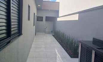 Imagem 4: Venha conhecer essa incrível casa nova, com três dormitórios, todos suítes para garantir o