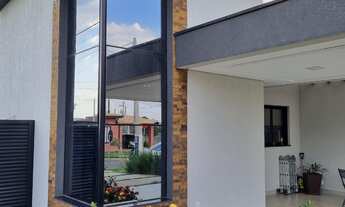 Imagem 3: Venha se encantar com esta incrível casa localizada em condomínio. Com 3 suítes e uma pisc