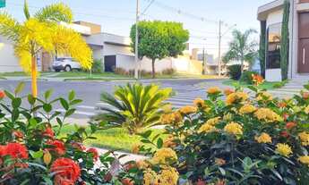 Imagem 6: Venha se encantar com esta incrível casa localizada em condomínio. Com 3 suítes e uma pisc