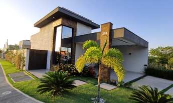 Imagem 2: Venha se encantar com esta incrível casa localizada em condomínio. Com 3 suítes e uma pisc