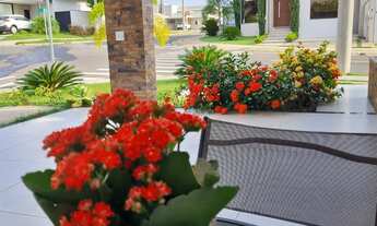 Imagem 7: Venha se encantar com esta incrível casa localizada em condomínio. Com 3 suítes e uma pisc