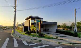 Imagem 5: Venha se encantar com esta incrível casa localizada em condomínio. Com 3 suítes e uma pisc