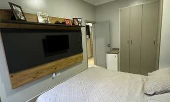 Imagem 2: Casa de 3 dormitórios, sendo 1 suíte, com sala e cozinha com pé direito alto, cozinha plan