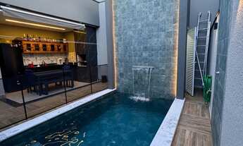 Imagem 6: Casa de 3 dormitórios, sendo 1 suíte, com sala e cozinha com pé direito alto, cozinha plan