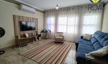 Imagem 3: Construção robusta e segura, ideal para quem busca um imóvel sólido semi reformado em um d