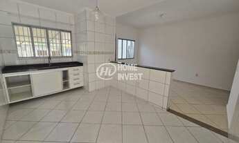 Imagem 2: Casa Térrea em Rua Sem Saída: 2 Dorms (1 Suíte) + Edícula Versátil e 2 Vagas. Ampla, Segur