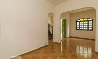 Imagem: 3 dormitórios, 2 banheiro, 1 vaga na garagem