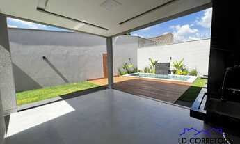 Imagem 2: Casa com 3 quartos projeto moderno com quintal pela lateral e fundo com piscina e área gou