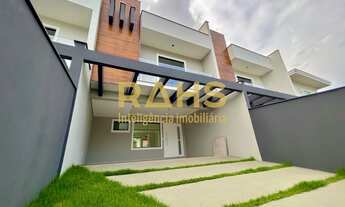 Imagem 2: Sobrado geminado com 3 quartos, sendo 1 suíte, no bairro Glória, com churrasqueira e amplo