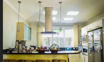 Imagem 2: Casa em condominio espaçosa e aconchegante conta com 4 suites amplos, perfeitos para acom