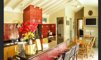 Imagem 5: Casa em condominio espaçosa e aconchegante conta com 4 suites amplos, perfeitos para acom