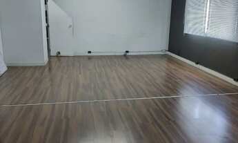 Imagem 5: Sala comercial para locação em um prédio de 3 andares, são 230 m2, 7 salas 2 banheiros sem