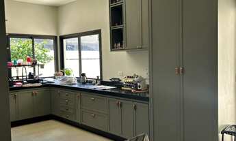 Imagem 7: Casa nova térrea mobiliada no Condomínio Shamballa em Atibaia SP. São 3 suítes, ecritório