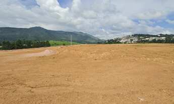 Imagem 4: Terreno plano com uma linda vista para as montanhas no Condomínio Vista da Serra em Atibai