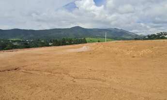 Imagem 3: Terreno plano com uma linda vista para as montanhas no Condomínio Vista da Serra em Atibai