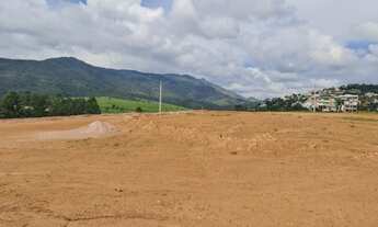 Imagem 2: Terreno plano com uma linda vista para as montanhas no Condomínio Vista da Serra em Atibai