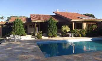 Imagem: Casa térrea com 4 suítes, piscina, área