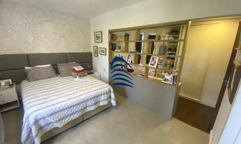 Imagem 3: Casa com arquitetura rustica, bastante madeira e vidro na sua fachada