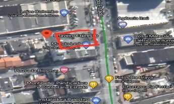 Imagem: Terreno de esquina, disponível para locação