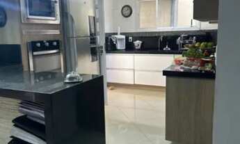 Imagem 4: Casa possui 3 quartos, sendo 1 suíte, 2 salas amplas, 3 banheiros, e 2 vagas de garagem