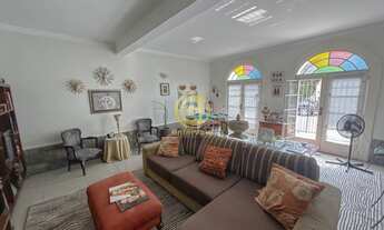 Imagem: Linda casa de arquitetura clássica no clube