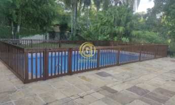 Imagem 2: Linda casa em condomínio fechado em meio à natureza. Área da casa toda murada. A casa prin