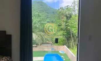 Imagem 4: Casa em Caraguatatuba com 3 quartos sendo 1 suíte , possui piscina e churrasqueira, aceita