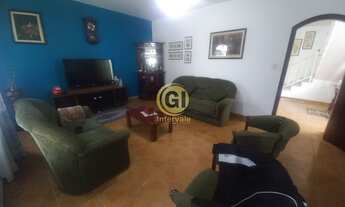 Imagem 5: Imóvel ideal para famílias grandes ou investidores! Localizado em terreno amplo de 350 m²